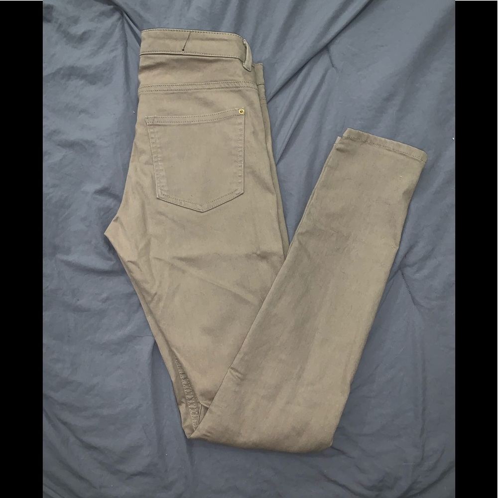 Khaki colored skinny jeans